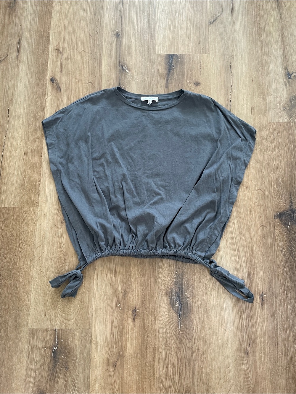 Eri & Ali Cropped Tie-Hem Dolman Top in Charcoal